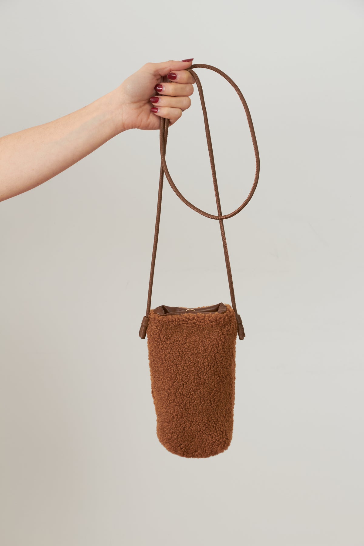 Sac pochette de téléphone en fausse fourrure Gina - Camel
