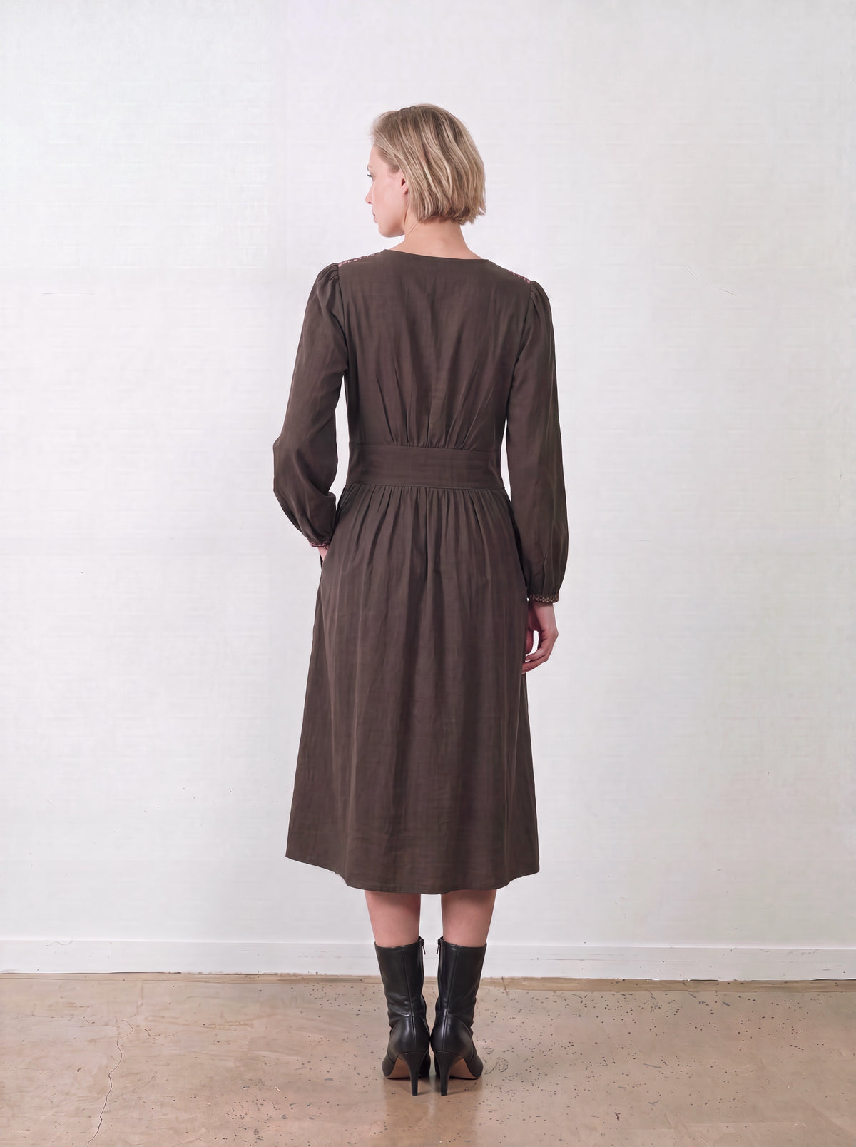 Robe brodée midi col V Gina - Choco