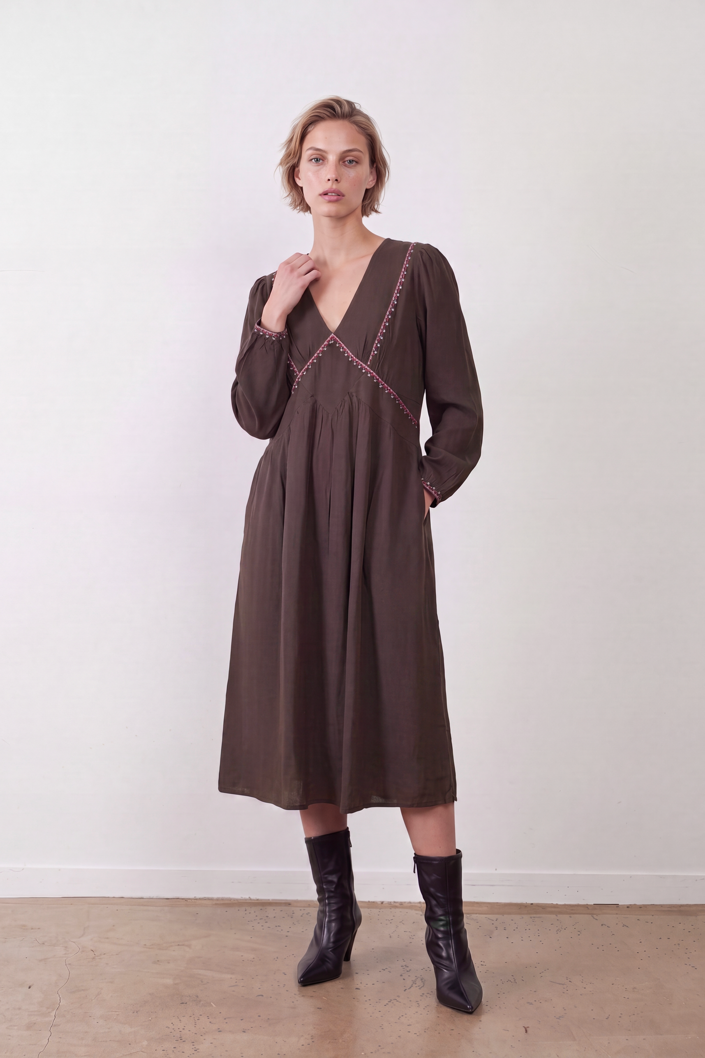 Robe brodée midi col V Gina - Choco