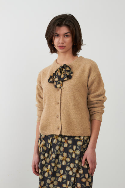 Gilet Eirlys beige avec foulard fleuri - Ficelle