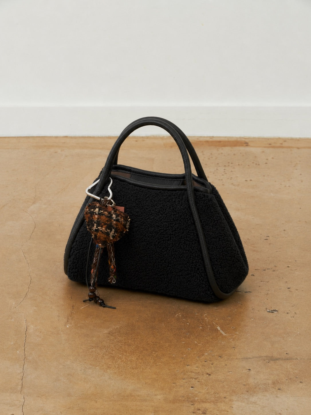 Sac à main trapèze en fausse fourrure Milo - Noir