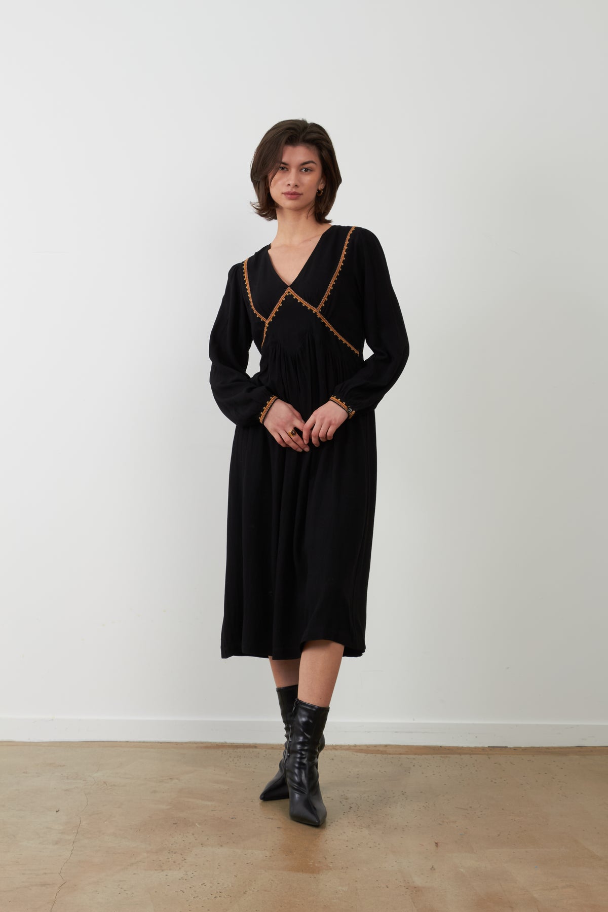 Robe brodée midi col V Gina - Noir