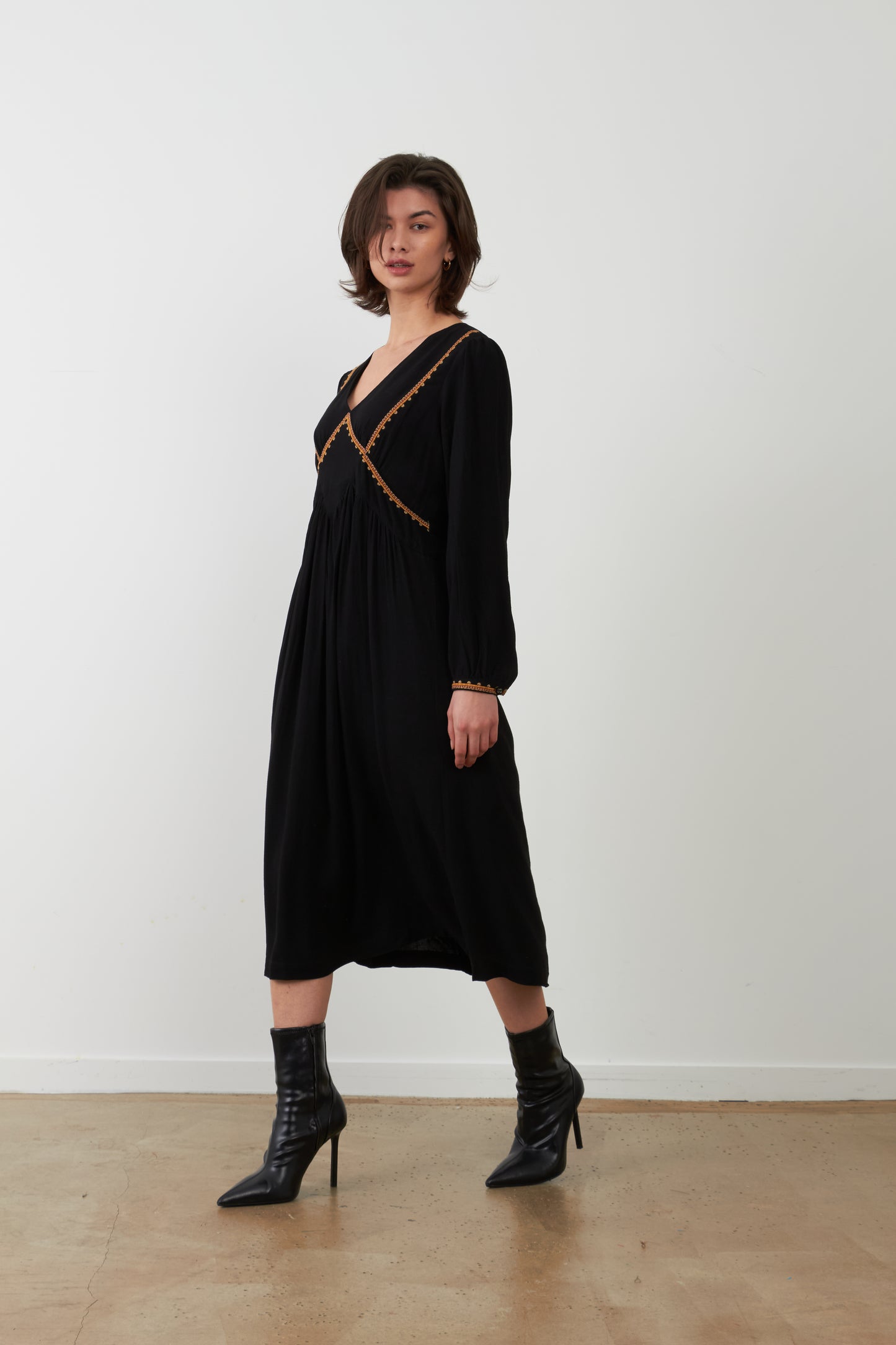 Robe brodée midi col V Gina - Noir