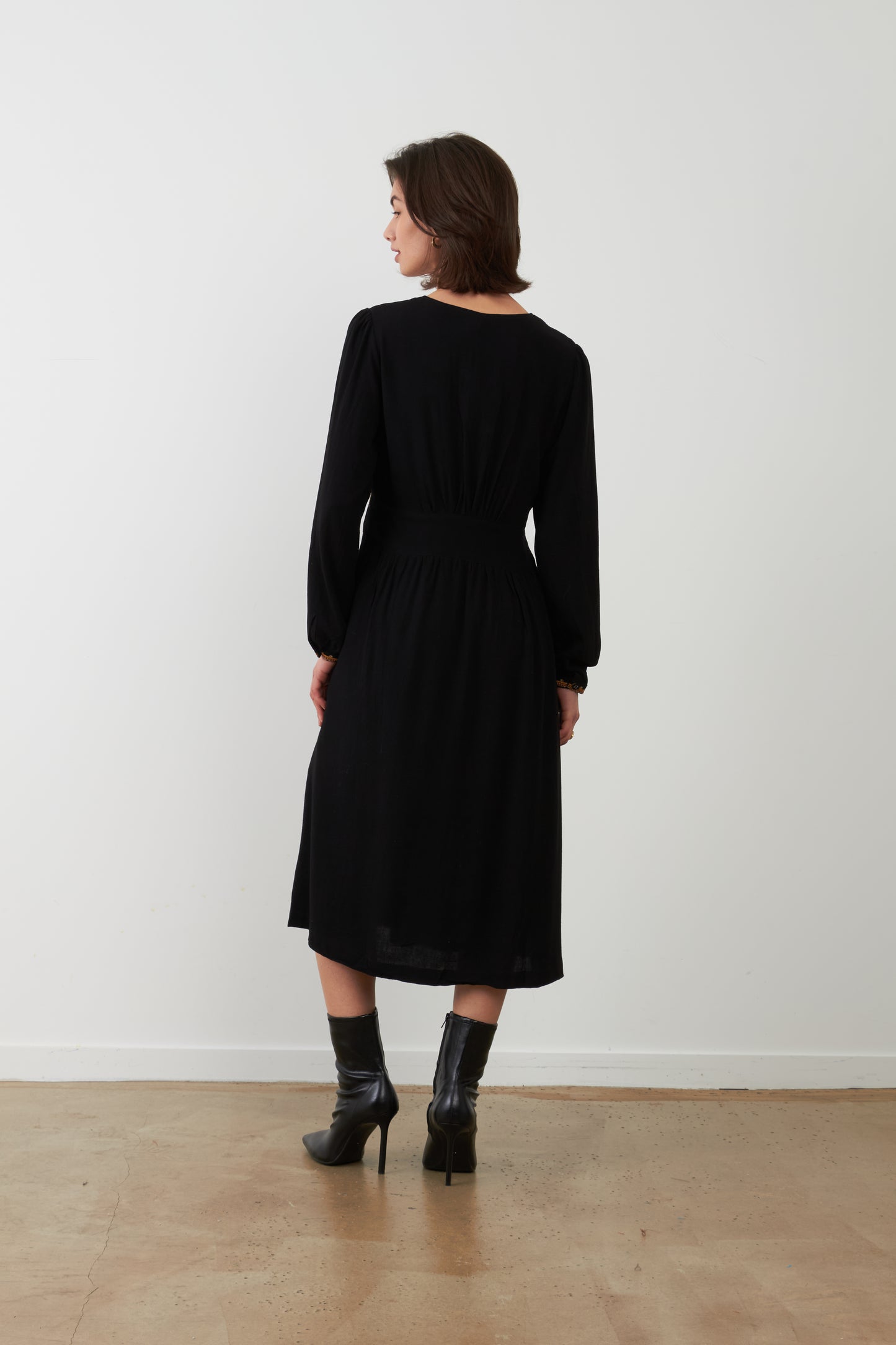 Robe brodée midi col V Gina - Noir